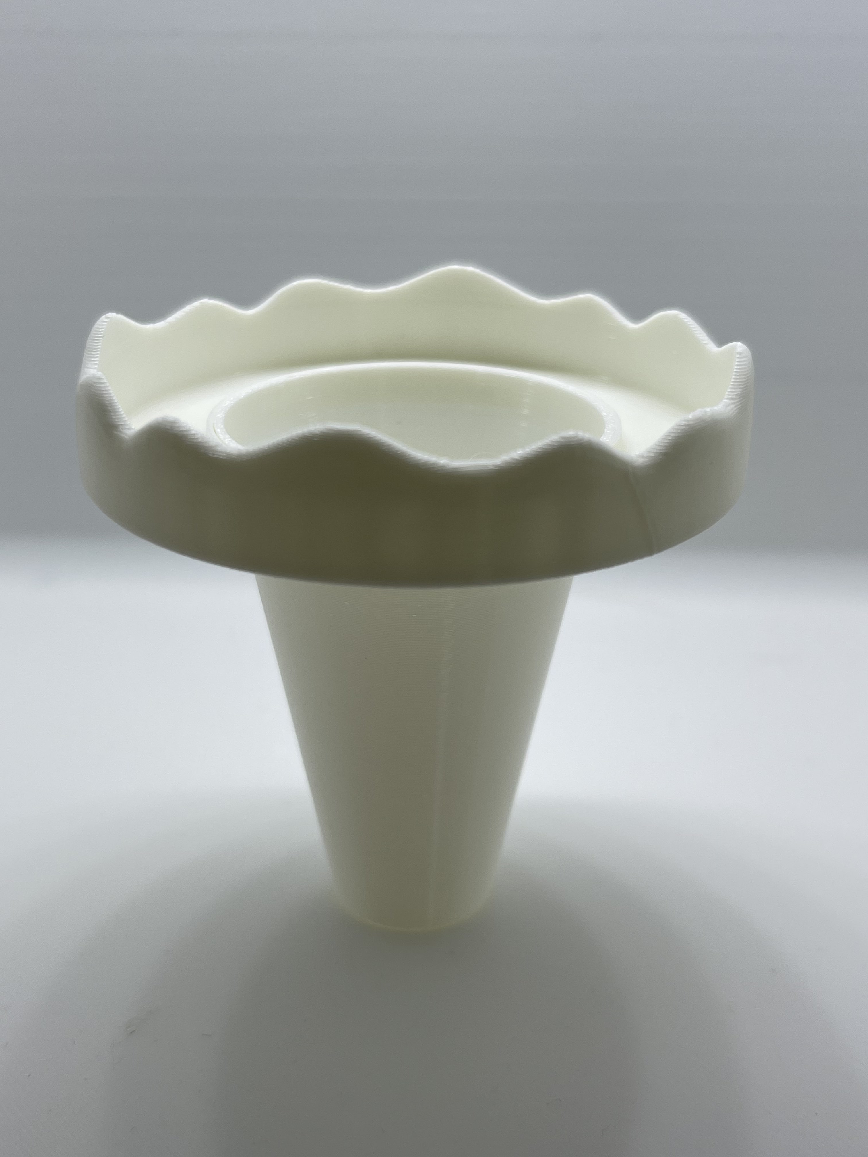 white ice cream holder to keep kids' hands somewhat clean